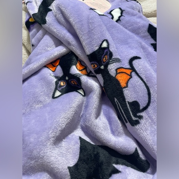 NWT Betsey Johnson Purple Oversized Black Cat Halloween Blanket - Picture 4 of 5